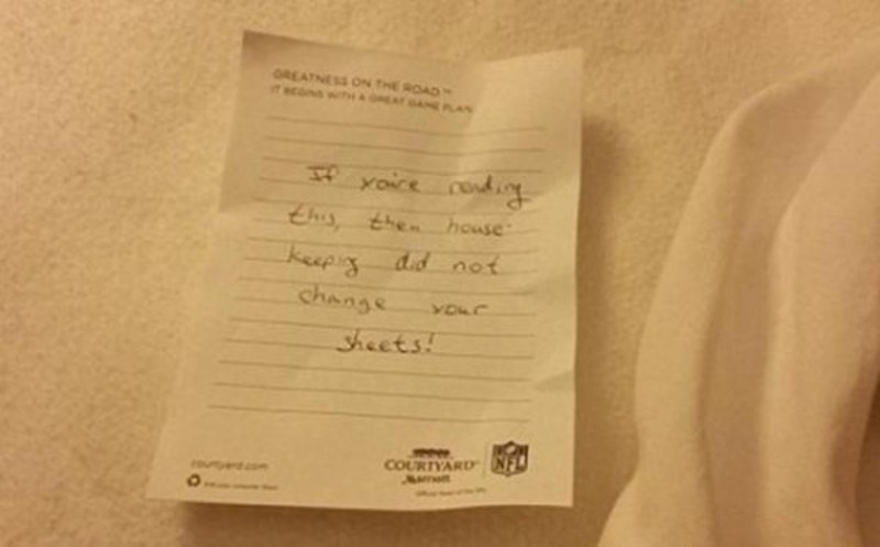 Η σοκαριστική ανακάλυψη πελάτη για τα σεντόνια του ξενοδοχείου και το κρυμμένο σημείωμα