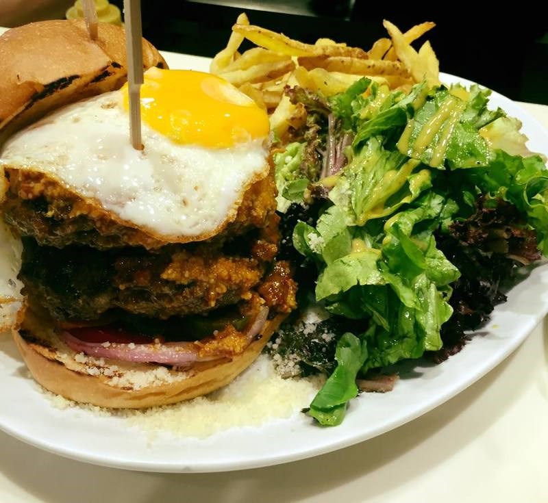 Στο Juicy Grill στον Χολαργό: Φάγαμε εκεί όπου όλη η Αθήνα κάνει ουρά για ένα burger