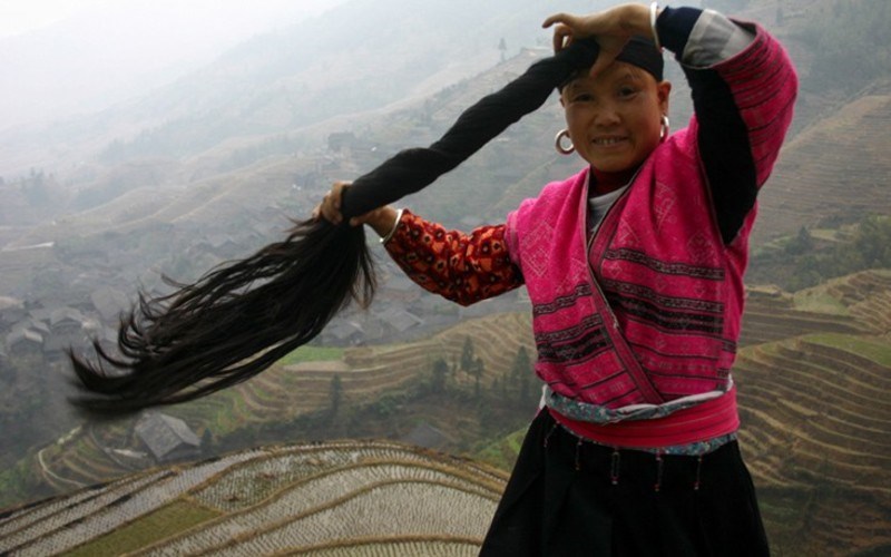Αυτή φυλή γυναικών διαθέτει τα μακρύτερα μαλλιά του κόσμου και δεν ασπρίζουν ποτέ 