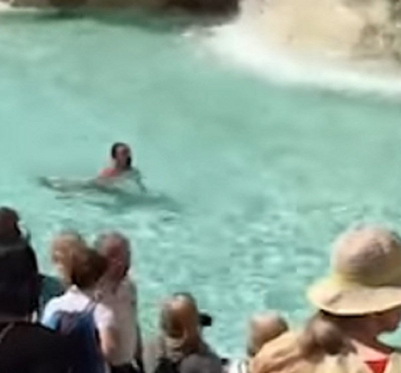 Ο άντρας που κολύμπησε γυμνός στη Φοντάνα ντι Τρέβι στη Ρώμη. Το βίντεο που έγινε viral 