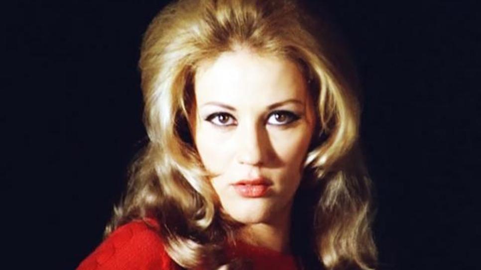 Ζωή Λάσκαρη: Με εντυπωσιακό λευκό πέπλο στα μαλλιά στον γάμο της με τον Πέτρο Κουτουμάνο