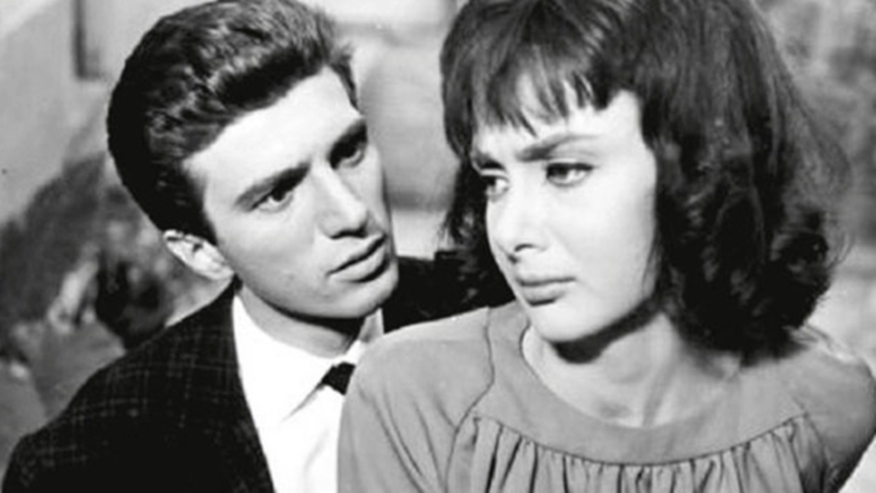 43 χρόνια πριν: Η Μιμή Ντενίση στο γάμο της με τον Γιάννη Φέρτη ήταν μια bohemian νύφη - το μοναδικό νυφικό look