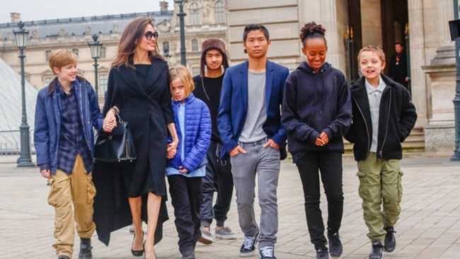 Ώρα για Παρίσι. H κομψή εμφάνιση της Αντζελίνα Τζολί στο πλευρό της Μπριζίτ Μακρόν