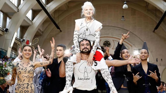 Όλα όσα θέλουμε να ξέρουμε για την ασυμβίβαστη ζωή της πανκ Βίβιαν Γουέστγουντ