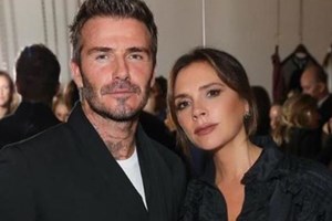 Η Σάλμα Χάγιεκ γιορτάζει τη Βικτόρια Μπέκαμ