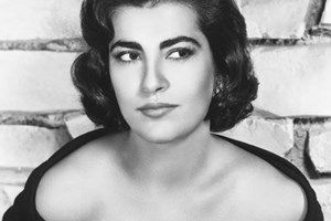 57 χρόνια πριν: Η Ειρήνη Παππά ποζάρει με vintage φόρεμα πλάι στον Kirk Douglas