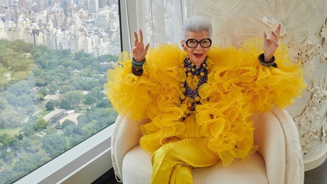 Με τη δική της ματιά και τρέλα: Tο H&M συνεργάζεται με τη Άϊρις Άπφελ σε μία νέα συλλογή