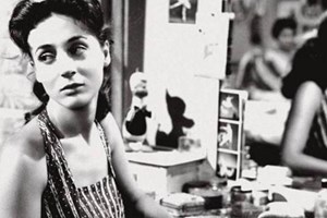 Έλλη Λαμπέτη: Με καρό πουκάμισο και μαντήλι στον λαιμό στο Λονδίνο, πριν από 71 χρόνια