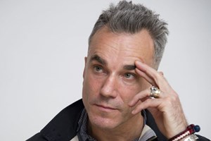 Ο Ντάνιελ Ντέι Λούις σε σπάνια εμφάνιση με τη σύζυγο και τον γιο του