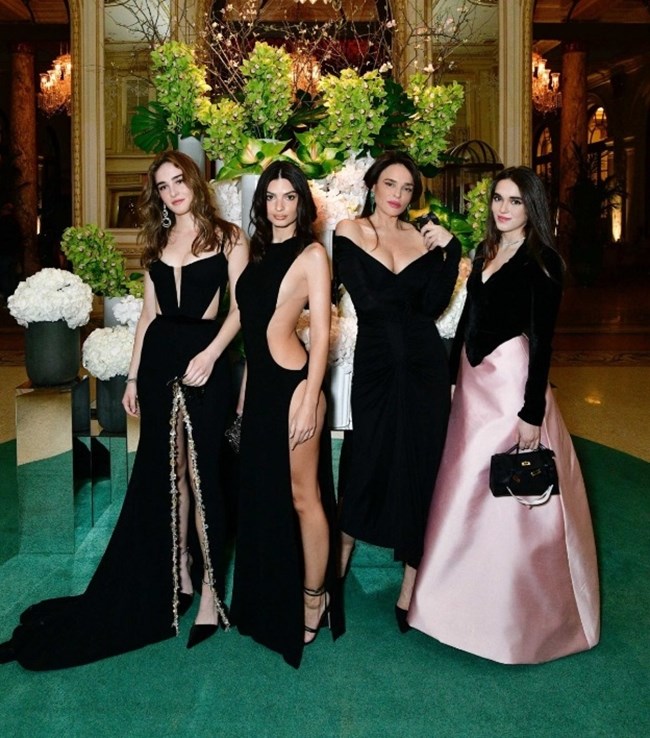 Οι κούκλες κόρες της Σίλιας Κριθαριώτη με την Έμιλι Ραταϊκόφσκι