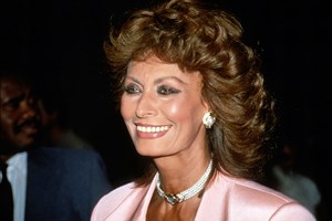 55 χρόνια πριν: Η Σοφία Λόρεν με διαχρονικό μαύρο φόρεμα και καπέλο με βέλο πλάι στη μητέρα της