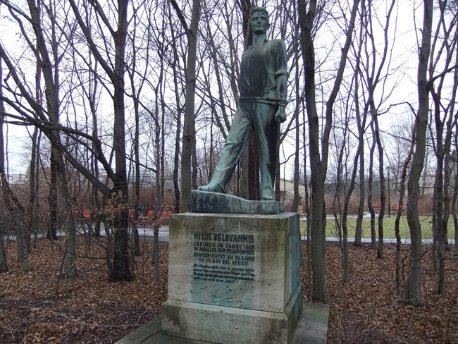 Νίκος Μπελογιάννης: "Πάμε για καθαρό αέρα;": "Ο Άνθρωπος με το Γαρύφαλλο" εκτελέστηκε στα 37 του