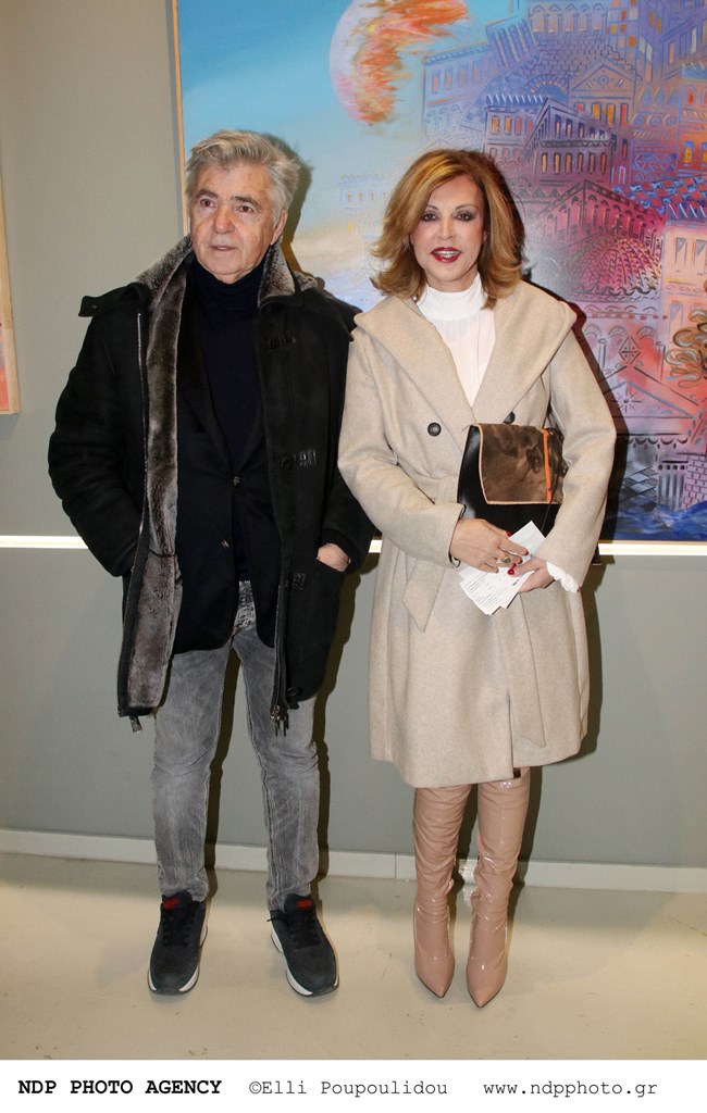 Η Αλεξάνδρα Παλαιολόγου με το παλτό στην πιο σικ απόχρωση - διαχρονικό και κολακεύει κάθε στυλ