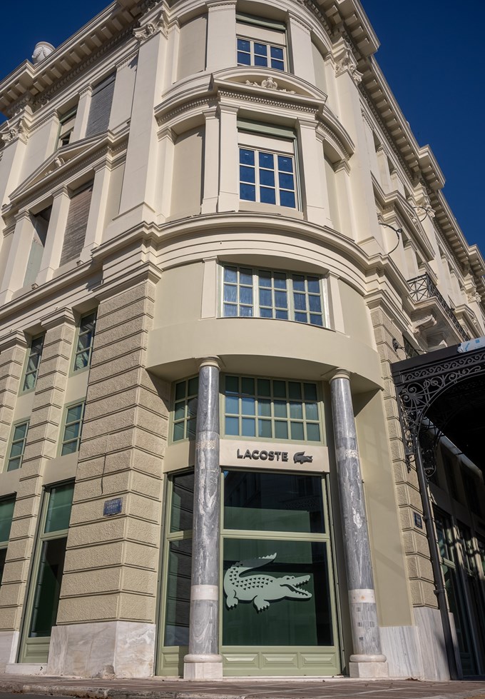 Ο εμβληματικός χώρος του Μεγάρου Αρσακείου υποδέχεται τη Lacoste