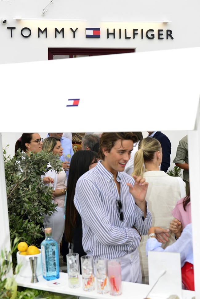 Ο Tommy Hilfiger παρών στα εγκαίνια του ομώνυμου καταστήματος στη Μύκονο