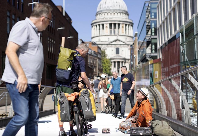 Ο Μπεν Γουίλσον ζωγραφίζει τις τσίχλες που φτύνουν στον δρόμο