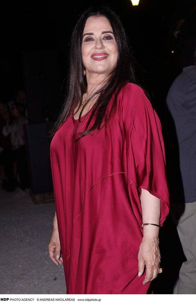 Μαρία Τζομπανάκη: Η βραδινή εμφάνιση με το "αρχαιοελληνικό" κόκκινο φόρεμα