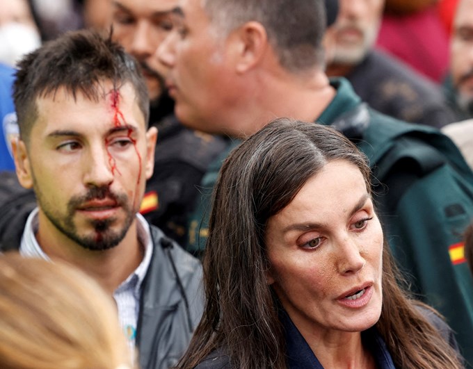 Ισπανία: Πλημμυροπαθείς πέταξαν λάσπες στη βασίλισσα Λετίθια