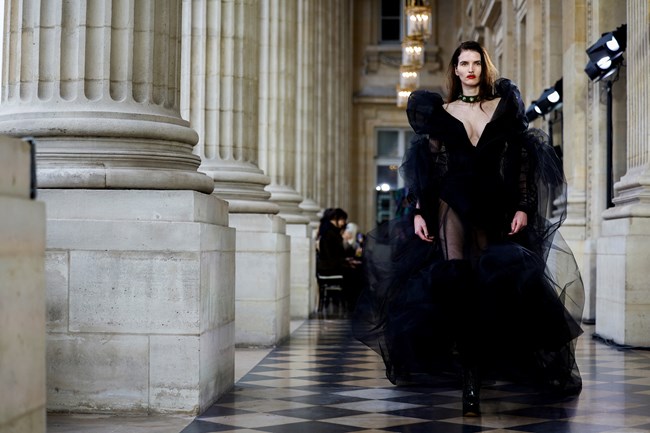 O οίκος Vivienne Westwood απέτισε έναν ροκ φόρο τιμής στην ιδρύτρια του, στην Εβδομάδα Μόδας στο Παρίσι