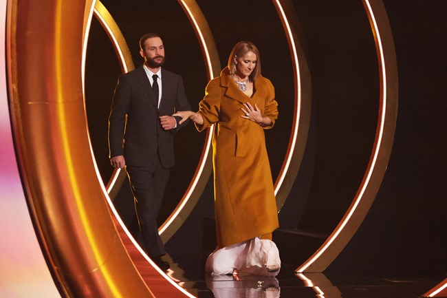 66α Βραβεία Grammy: Η Τέιλορ Σουίφτ γράφει ιστορία, όσα είπε η Σελίν Ντιόν επί σκηνής και το τρυφερό χάδι της Μέριλ Στριπ