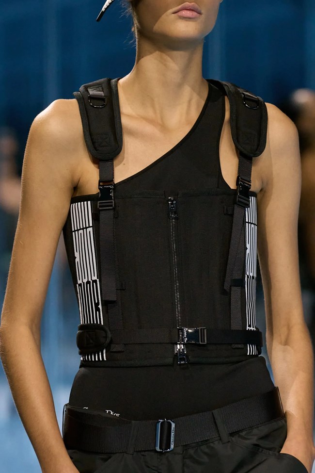 Εβδομάδα Μόδας στο Παρίσι: Ο οίκος Dior ξάφνιασε με τη σπορ διάθεση, τις Αμαζόνες του και την live τοξοβολία