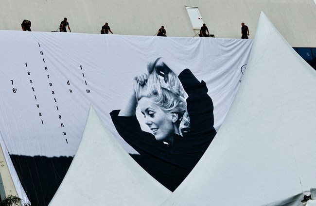 Κατρίν Ντενέβ: Η εμβληματική πρωταγωνίστρια εμπνέει το πόστερ του 76ου Φεστιβάλ Καννών