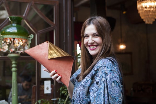 Ο ασύμμετρος φάκελος της Georgina Skalidi έγινε το σήμα κατατεθέν του brand της