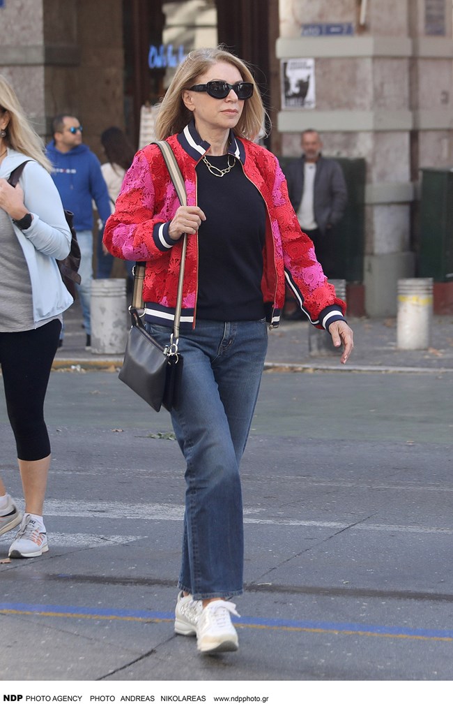 Η stylish εμφάνιση της Έλλης Στάη με statement jacket και λευκά sneakers