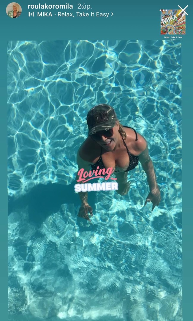 Δροσερές βουτιές για τη Ρούλα Κορομηλά | Το μαγιό με στρας και το military καπέλο