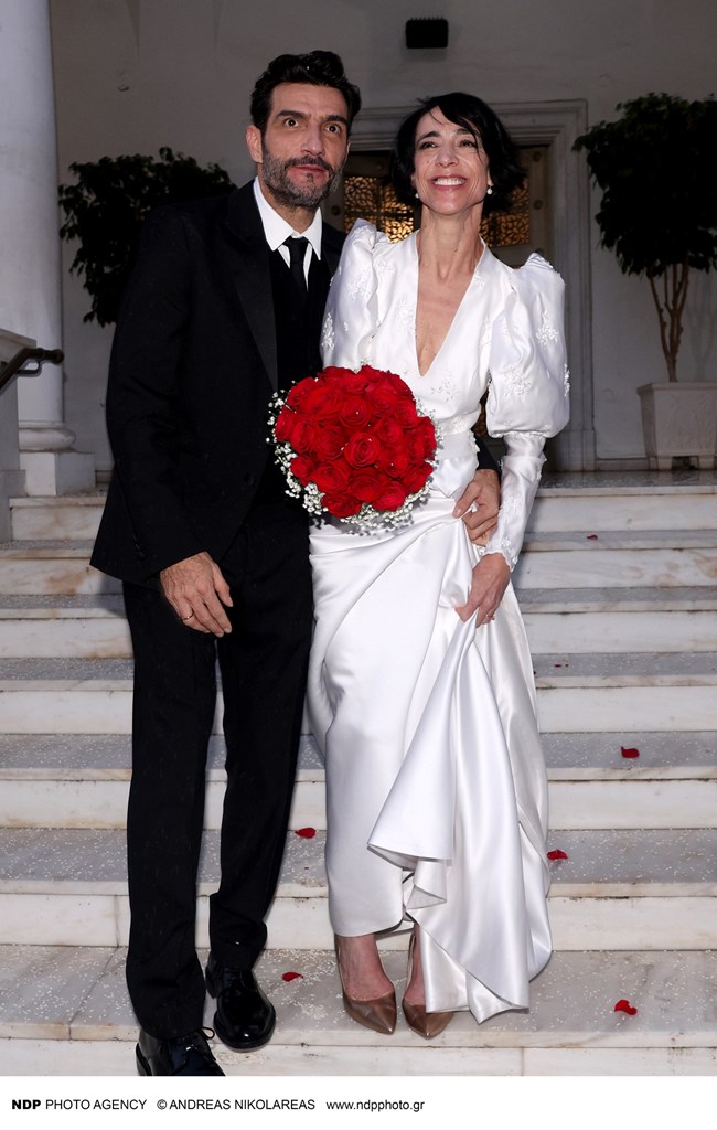 Νίκος Κουρής-Έλενα Τοπαλίδου: Παντρεύτηκαν! Η δεξίωση και το ρετρό νυφικό