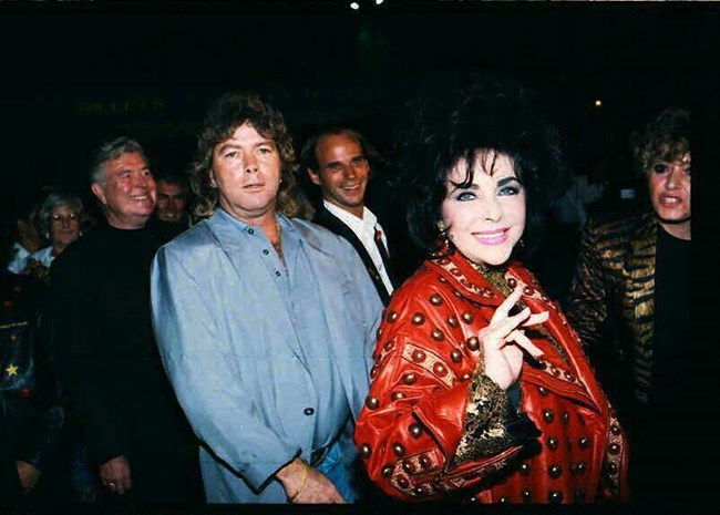 Η Ελίζαμπεθ Τέιλορ "ζούσε με νεκρές γάτες και περιττώματα σκύλων"