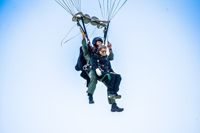 Η βασίλισσα Μάξιμα πέφτει με αλεξίπτωτο