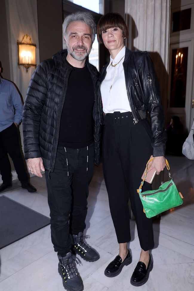 H Άννα Μαρία Παπαχαραλάμπους με κομψό μαύρο παντελόνι από τα Zara και το πιο chic look με loafers
