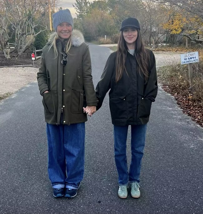 H Γουίνεθ Πάλτροου και η Ντακότα Τζόνσον, η κοπέλα του πρώην της, είναι φίλες