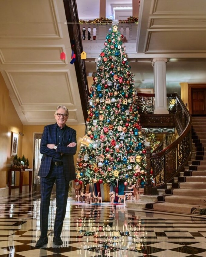 Claridge's Christmas Tree 2024: Το ωραιότερο δέντρο της χρονιάς είναι του Claridge's και έχει την υπογραφή του Sir Paul Smith