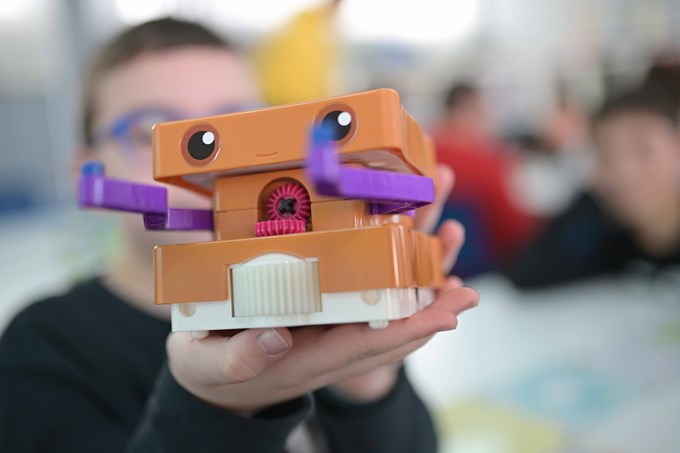 Μαζί για το Παιδί: Στήριξη σε περισσότερους από 7.000 μαθητές στην Ελλάδα με δράσεις για την εκπαίδευση