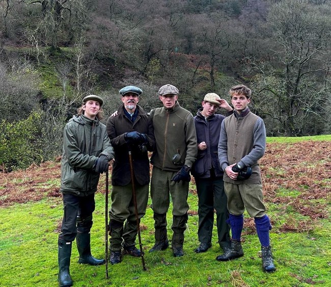 Ο Παύλος Γλίξμπουργκ ποζάρει με τους τέσσερις γιούς του αλά Peaky Blinders στην βρετανική εξοχή
