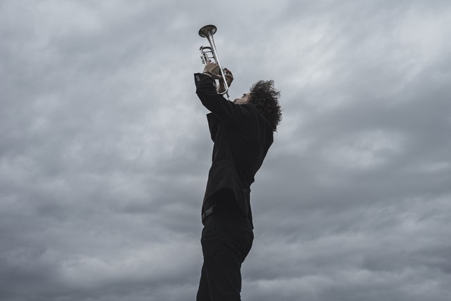 Ανδρέας Πολυζωγόπουλος: "Νιώθω χρέος μου όταν παίζω να μπορεί ο κόσμος να μυρίζει θάλασσα"