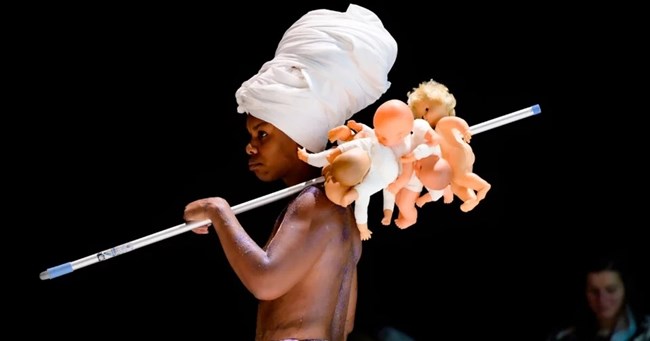 Γαλλία: Σάλος με θεατρική παράσταση όπου μαύρες Γαλλίδες καρφώνουν λευκά μωρά σε πάσσαλο