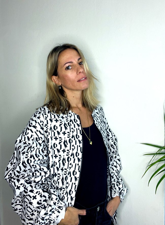 LOVE+ALICIA: Η Έλια Τσερκέζου φτιάχνει ρούχα για γυναίκες που θέλουν να βγουν από το comfort zone τους