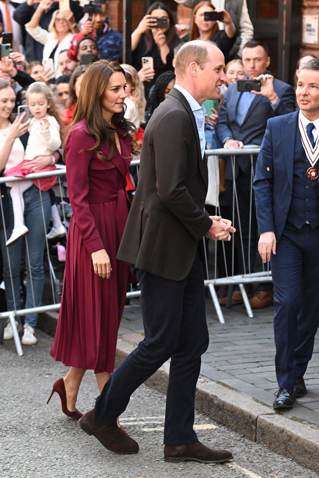 Όταν η Κέιτ Μίντλετον μαγείρεψε σε Ινδικό εστιατόριο με πλισέ Karen Millen φόρεμα