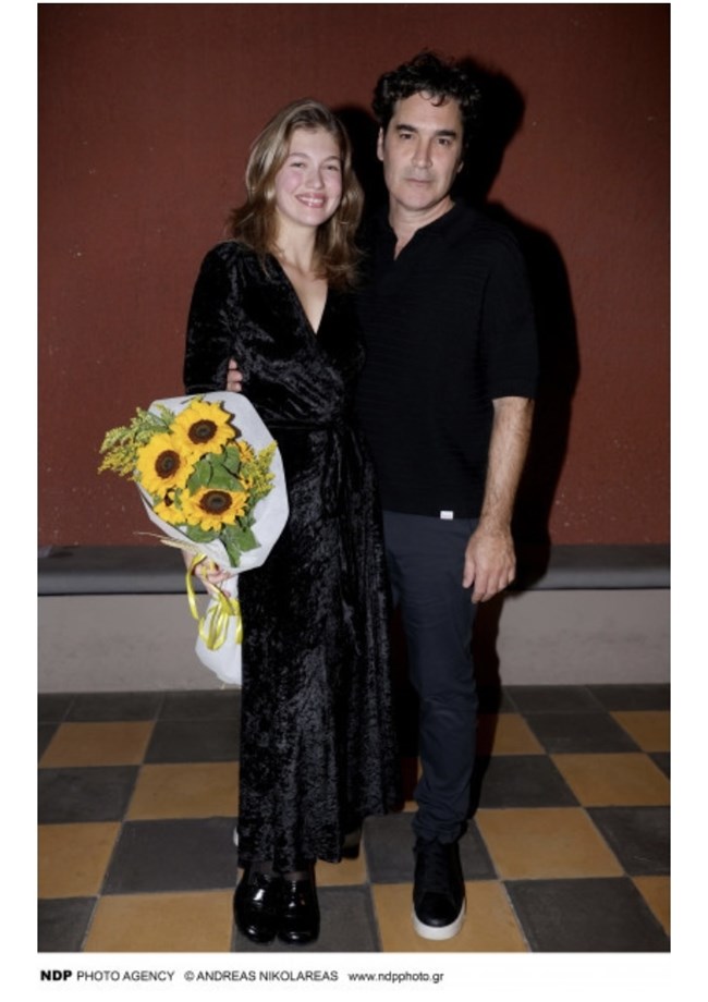 Χριστόφορος Παπακαλιάτης: Αγκαλιά με την αγαπημένη του πρωταγωνίστρια στο θέατρο