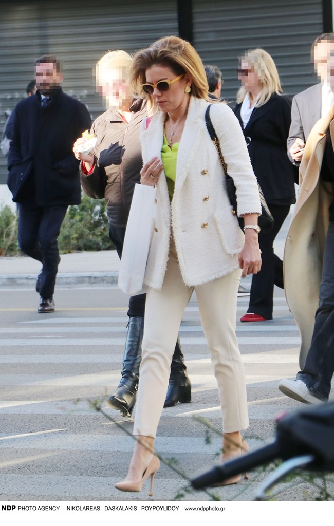 Ευγενία Μανωλίδου: Μας δείχνει πώς να ντυθούμε μοντέρνα και chic στο γραφείο με total white κοστούμι