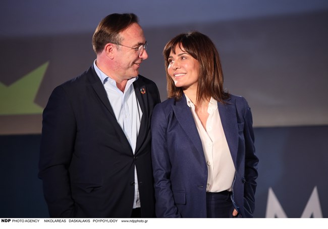 Η Δήμητρα Ματσούκα με άψογο office look στο πλευρό του Πέτρου Κόκκαλη