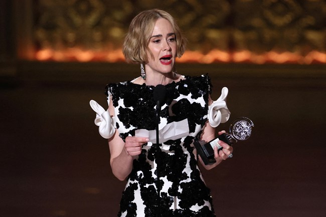 Tony Awards: Η Σάρα Πόλσον κερδίζει το πρώτο της Tony με την Χόλαντ Τέιλορ να της κρατά το χέρι