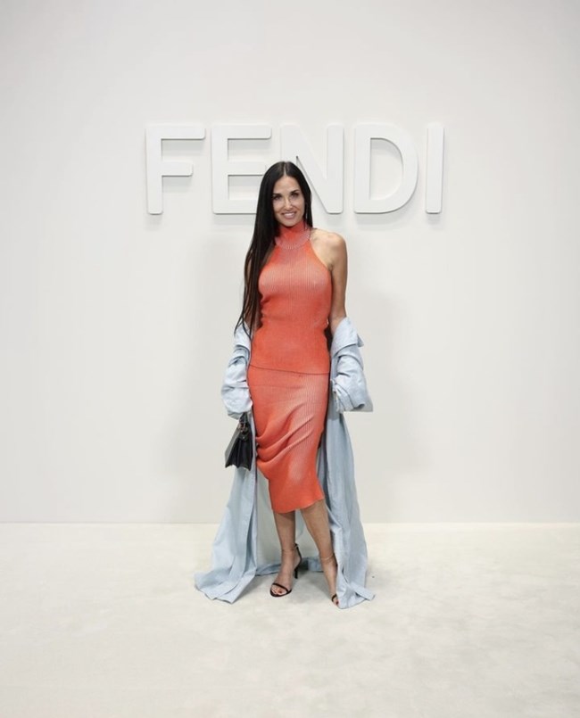 Ντέμι Μουρ: Η εμφάνιση- έκπληξη στην Εβδομάδα Μόδας του Μιλάνου