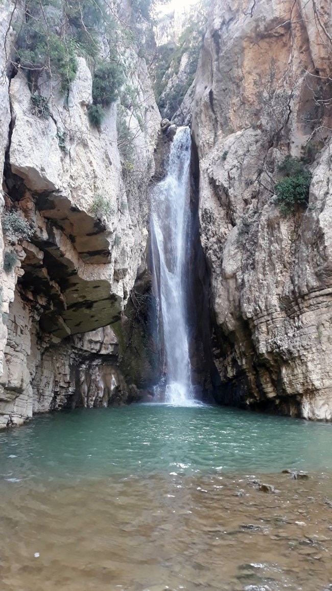 Ελλάδα: Το άγνωστο φαράγγι της Αιτωλοακαρνανίας με τον θεαματικό καταρράκτη