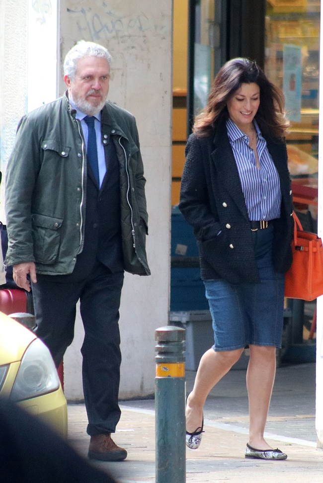 Δωροθέα Μερκούρη: Άνετη και κομψή με το τζιν κομμάτι που έχεις και εσύ στην γκαρνταρόμπα σoυ