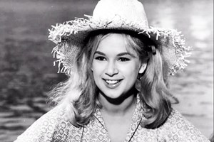 60 χρόνια πριν: Η Αλίκη Βουγιουκλάκη με εντυπωσιακή τουαλέτα στις Κάννες πλάι στον Ομάρ Σαρίφ