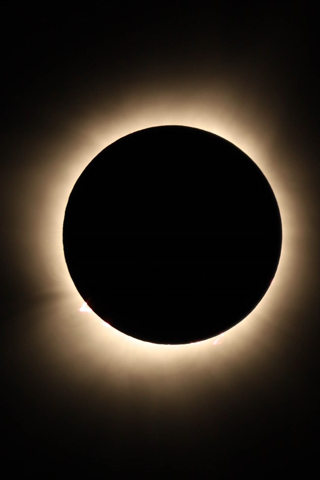 Έκλειψη Ηλίου: 32 εκ. ζευγάρια ματιών στραμμένα προς τον ουρανό!